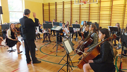 Koncerty promocyjne z udziałem Miechowskiej Orkiestry Młodych Muzyków w szkołach Podstawowych nr 1 oraz nr 2 w Miechowie